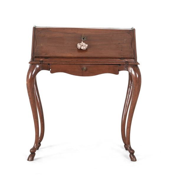 Scrittoio a ribalta lastronato. XVIII-XIX secolo