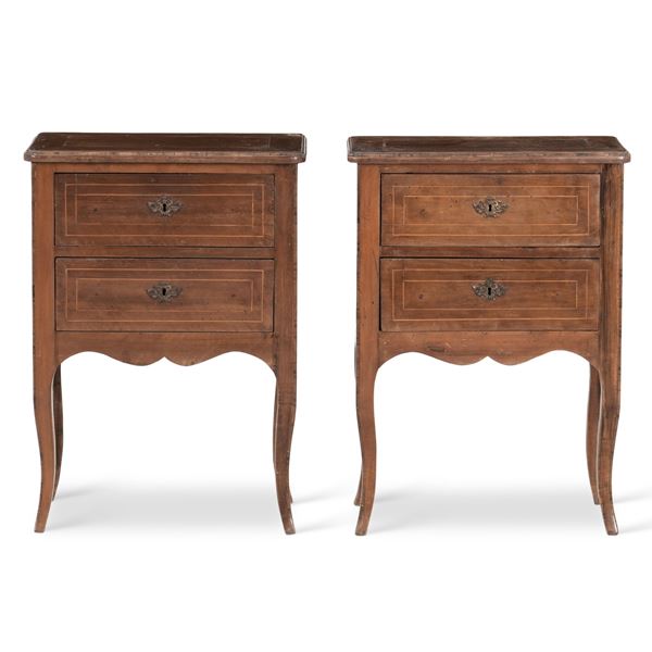 Coppia di comodini a due cassetti. XX secolo