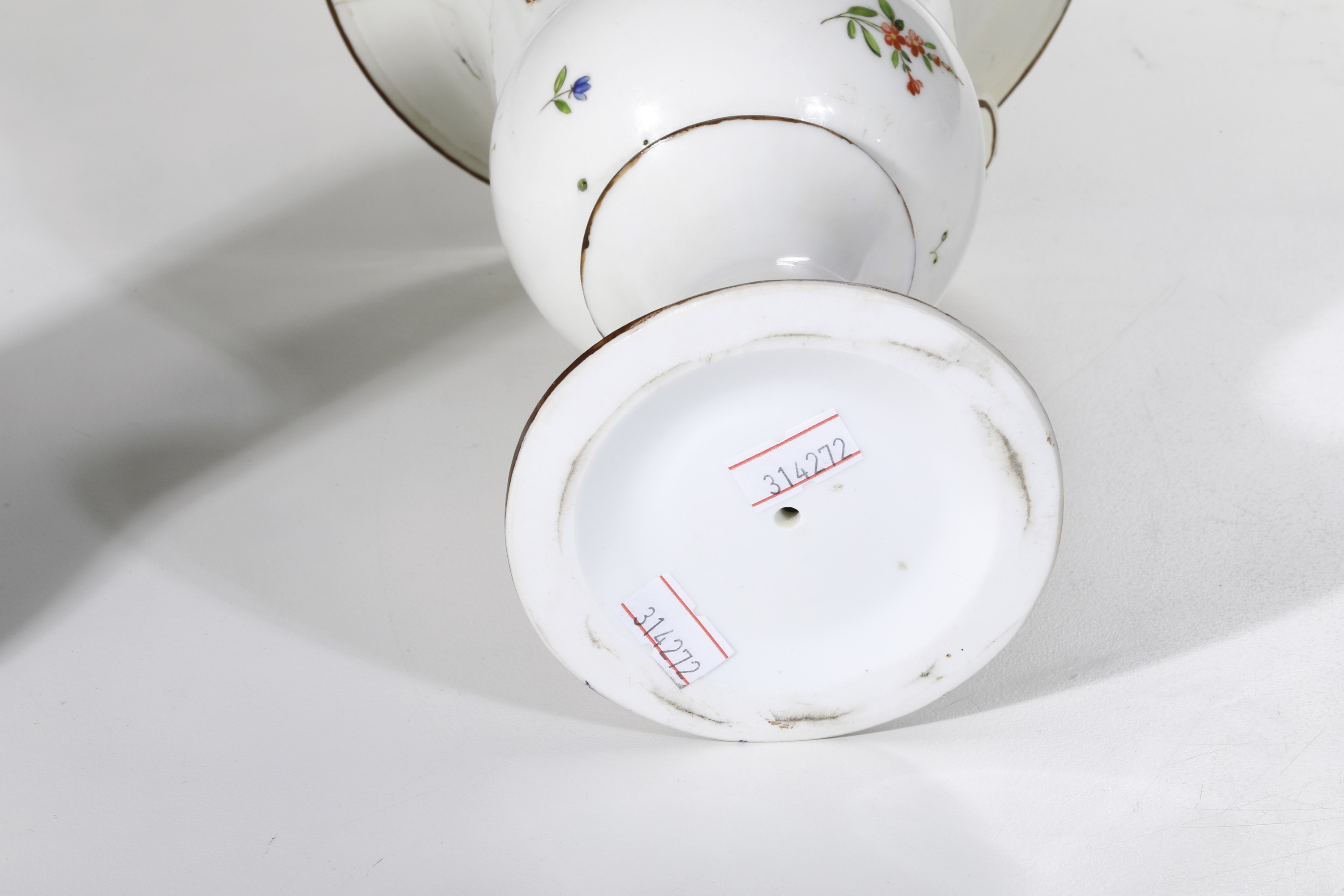 Torino, Manifattura di Vinovo (periodo Hannong), Vaso in porcellana a decoro policromo di ramosce...