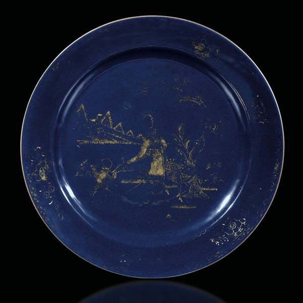 Piatto in porcellana Blu Poudrè con decori in oro raffigurante paesaggio, Cina, Dinastia Qing, epoca Kangxi (1662-1722)