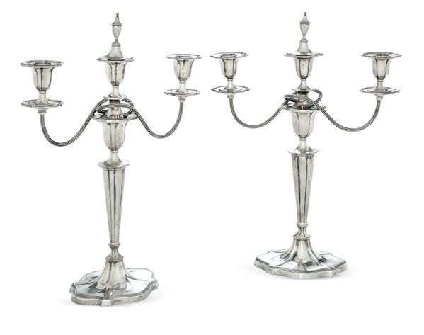 Coppia di candelabri a tre luci. Argenteria italiana del XX secolo, argentiere Pampaloni, Firenze