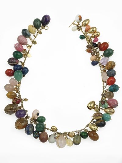 Girocollo con charms in pietra dura, montatura in oro giallo 750/1000