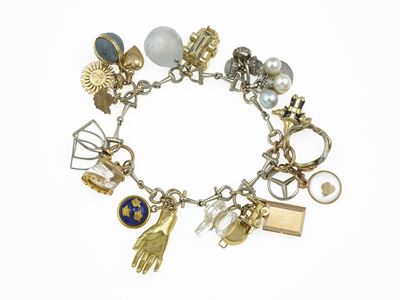 Bracciale con charms, montatura in oro bianco 750/1000 e argento