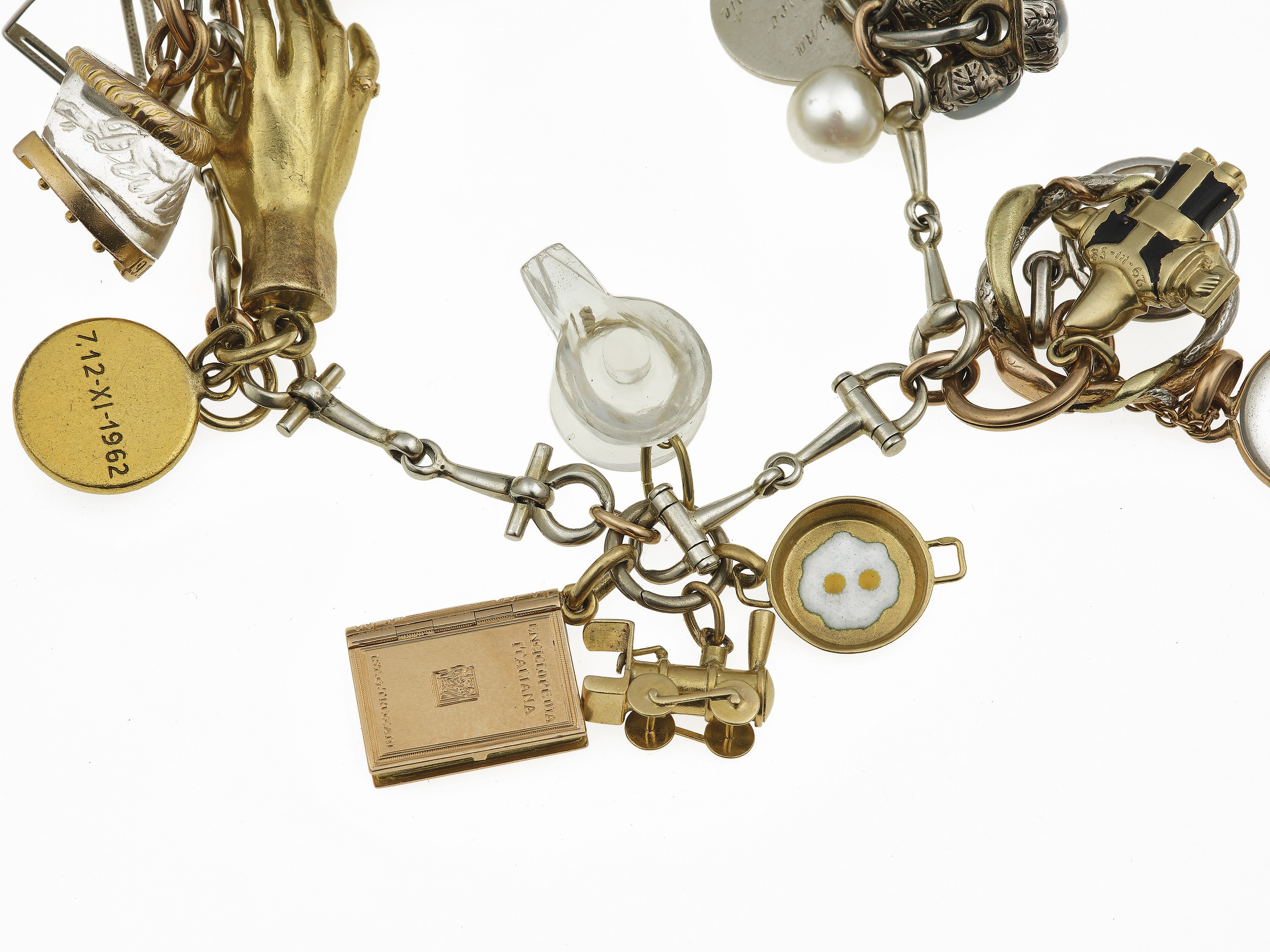 Bracciale con charms, montatura in oro bianco 750/1000 e argento