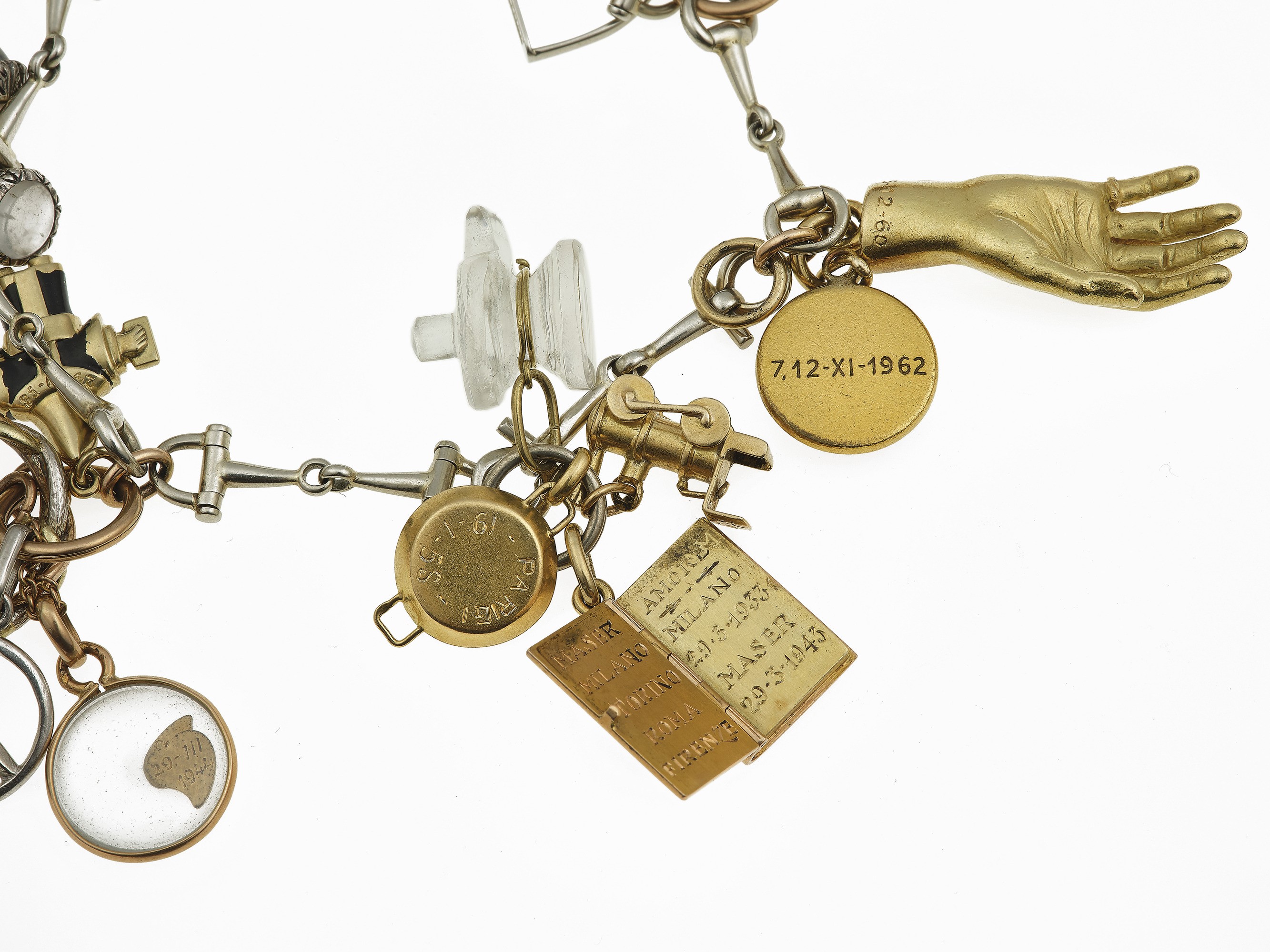 Bracciale con charms, montatura in oro bianco 750/1000 e argento