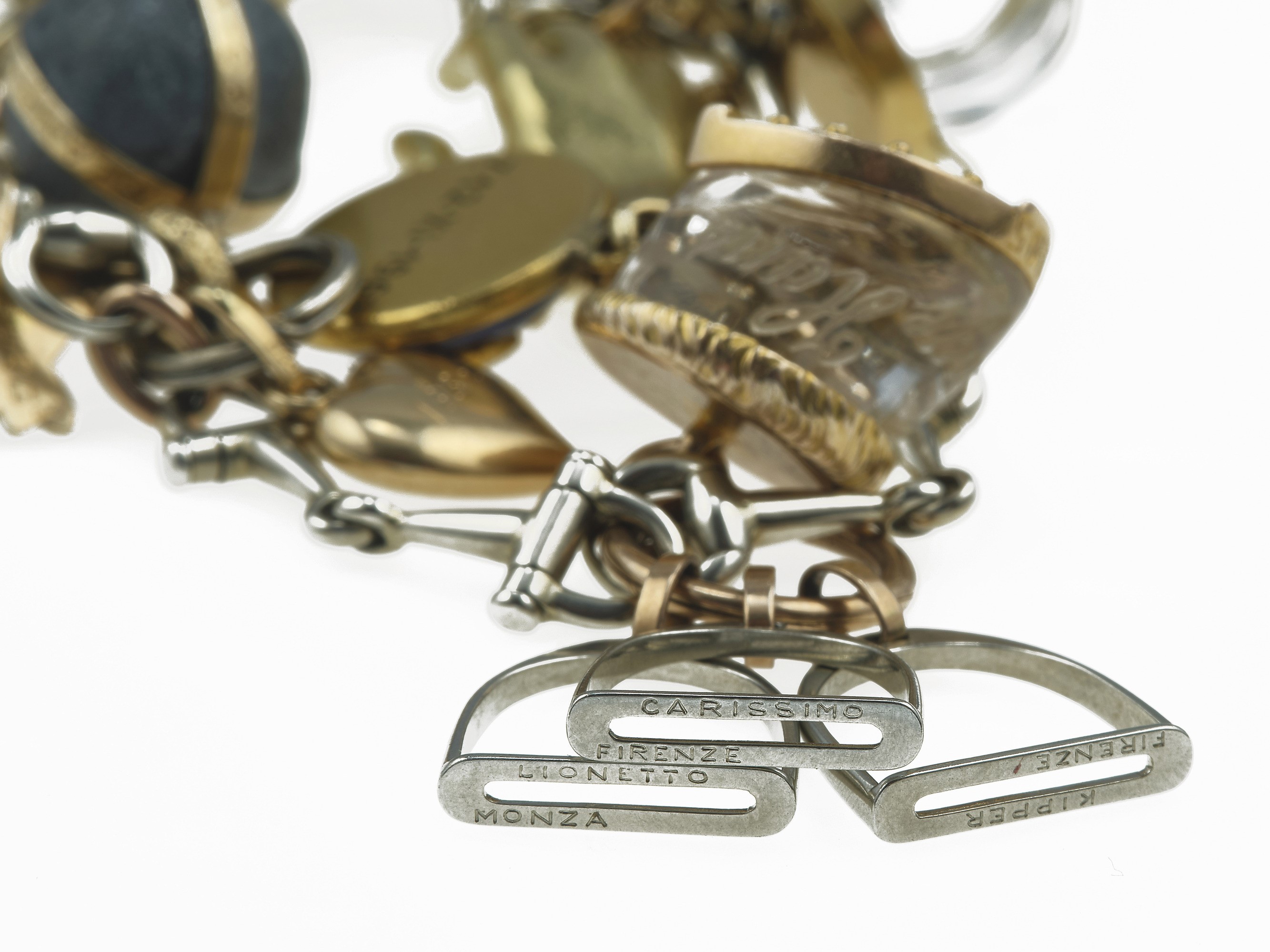Bracciale con charms, montatura in oro bianco 750/1000 e argento