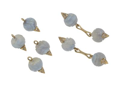 Montatura in oro giallo, set di bottoni da polso e da sparato con calcedonio inciso e diamanti