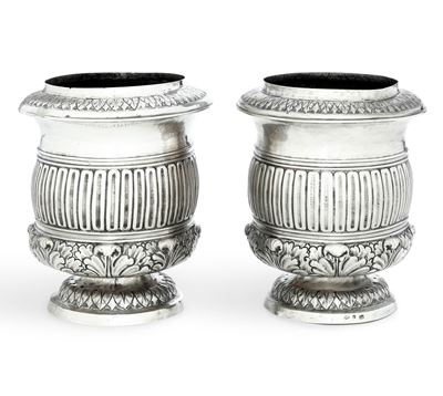 Argenteria italiana del XX secolo, Coppia di rinfrescatoi in argento fuso e sagomato con marchi a...