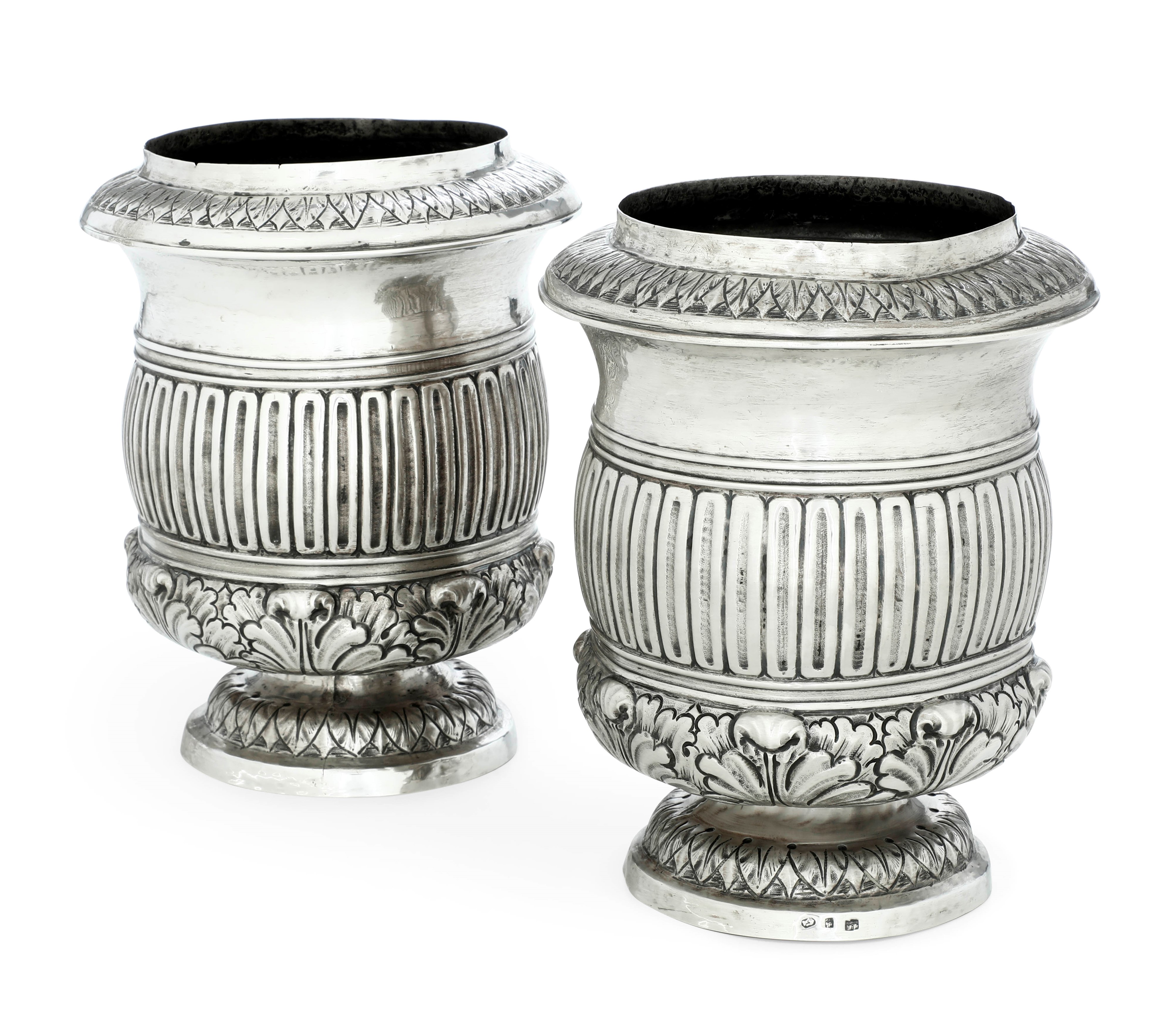 Argenteria italiana del XX secolo, Coppia di rinfrescatoi in argento fuso e sagomato con marchi a...