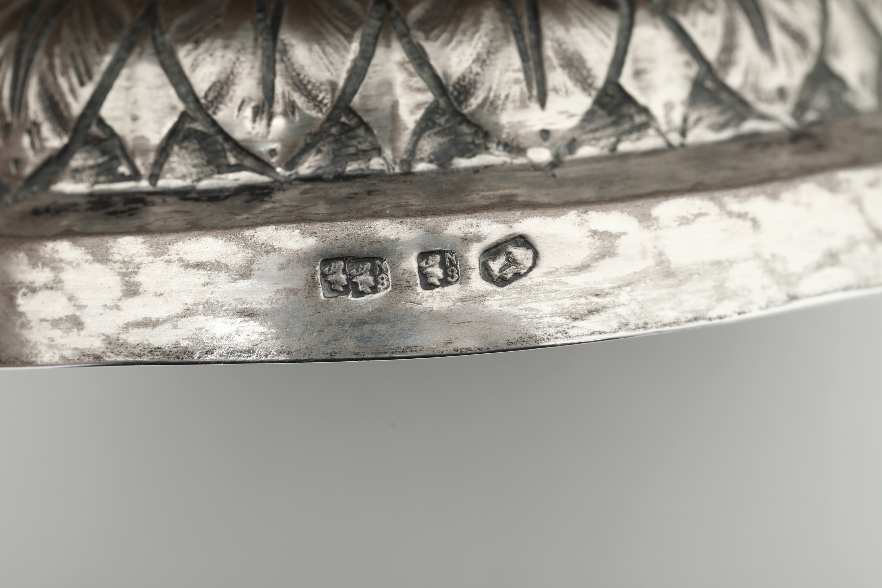 Argenteria italiana del XX secolo, Coppia di rinfrescatoi in argento fuso e sagomato con marchi a...