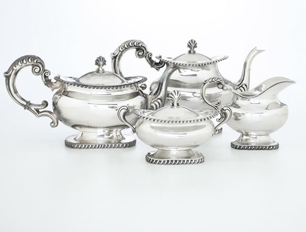 Servizio da tè e caffè. Argenteria italiana del XX secolo, argentiere Castaudi & Gautero, Vercelli