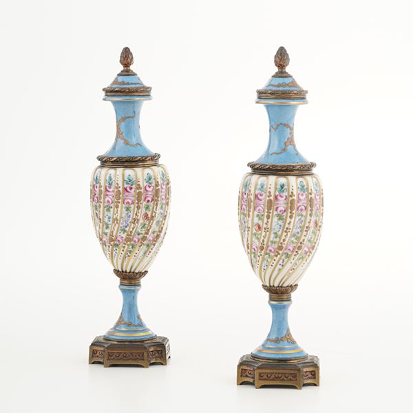 Coppia di vasi con coperchio, XX secolo.