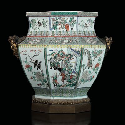 Vaso in Porcellana Famiglia Verde a Sezione Esagonale Raffigurante Scene di Battaglie, Cina, Dina...