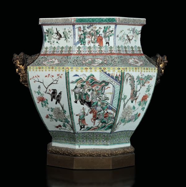 Vaso in porcellana Famiglia Verde a sezione esagonale raffigurante scene di battaglie, Cina, Dinastia Qing, XIX secolo