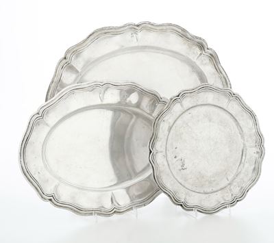 Argenteria italiana del XX secolo, Tre vassoi in argento fuso e sagomato