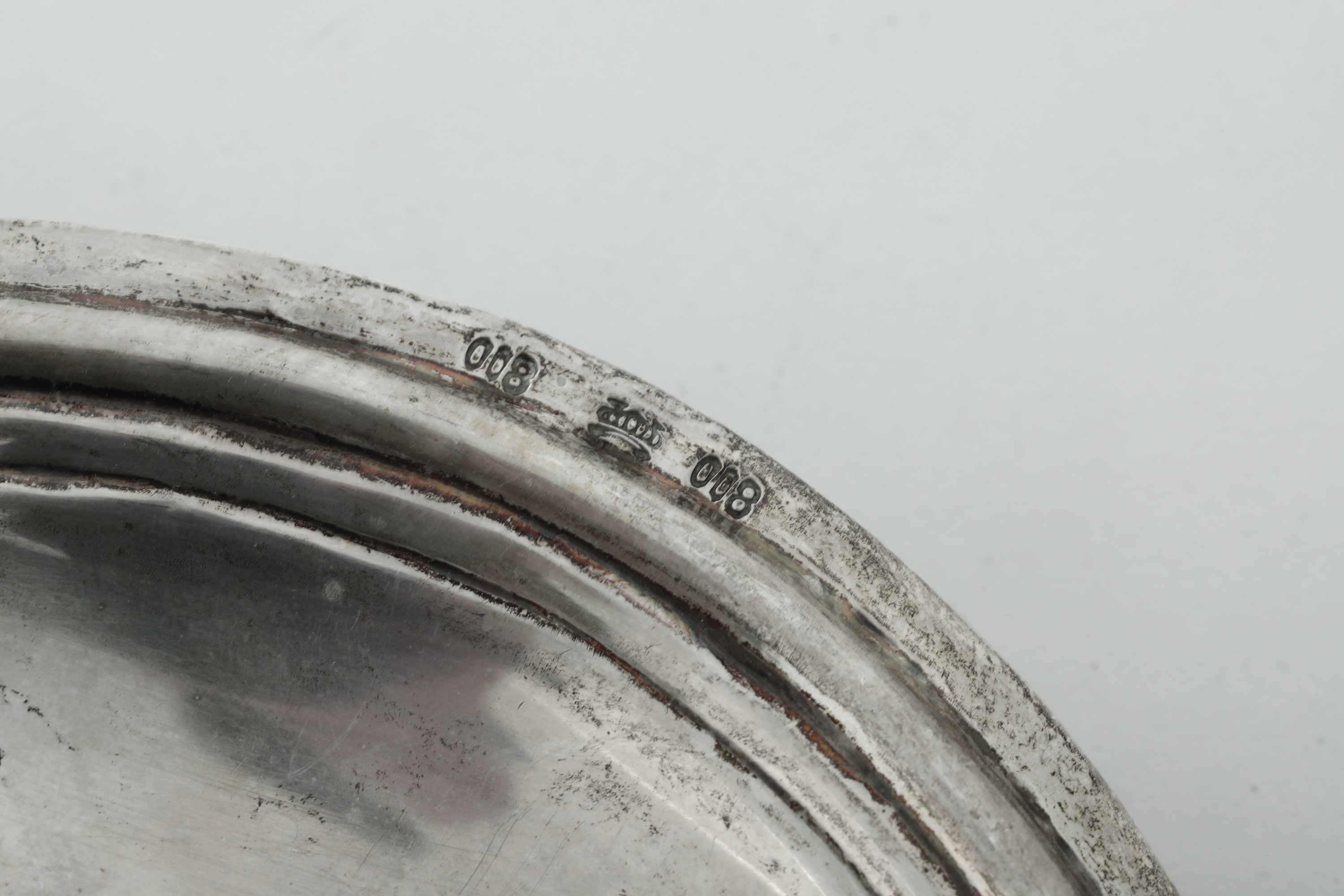 Argenteria italiana del XX secolo, Tre vassoi in argento fuso e sagomato
