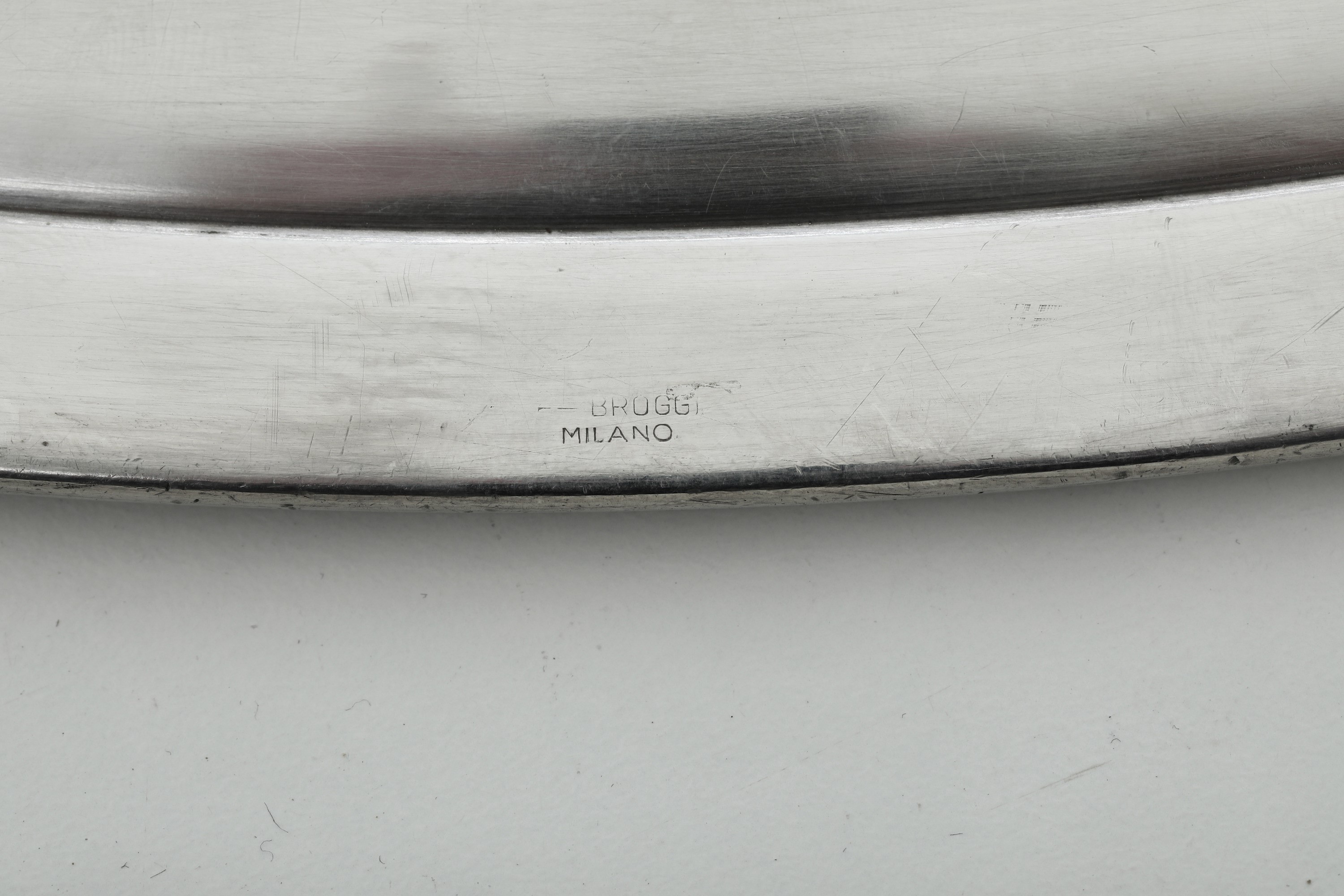 Argenteria italiana del XX secolo, Tre vassoi in argento fuso e sagomato