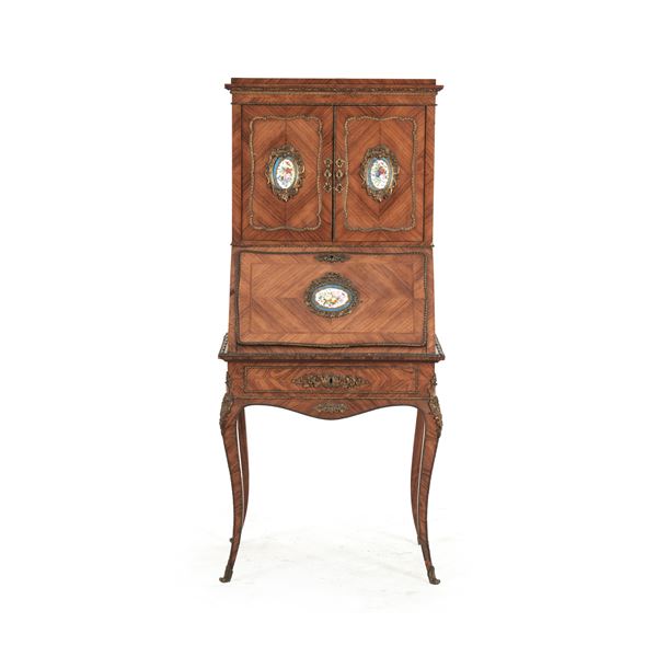 Trumeau lastronato decorato con placche in porcellana policroma, ghiere e profili in bronzo. Francia, XIX-XX secolo