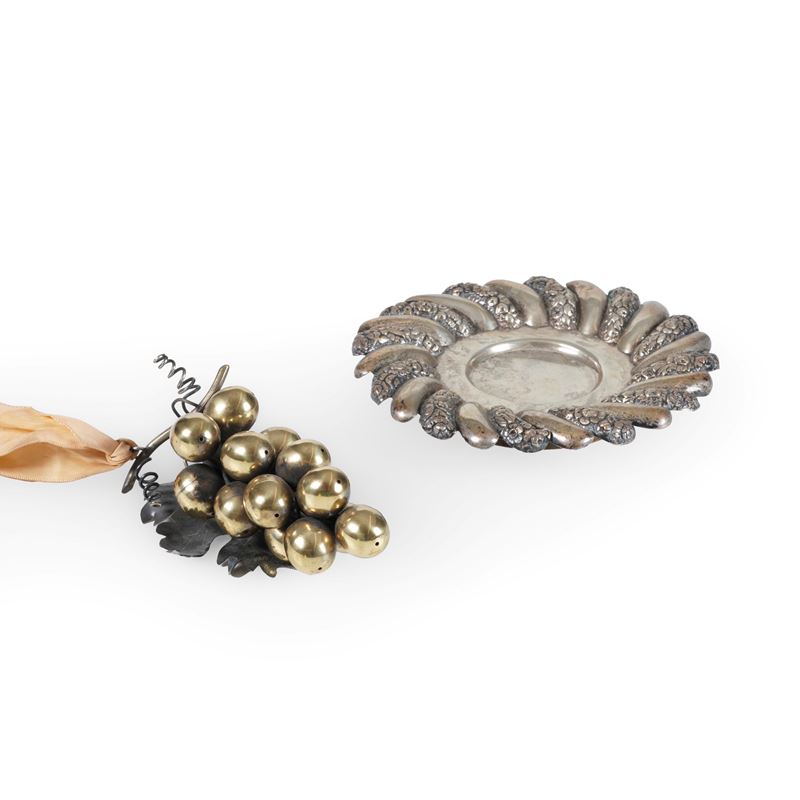 Una piccola ciotola e un grappolo d'uva decorativo in metallo  - Auction Antiques - Cambi Casa d'Aste
