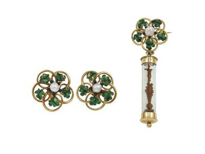 Demi-parure, orecchini e spilla con smalti e perle, montature in oro giallo 750/1000