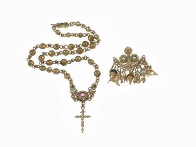 Girocollo in oro 9 Kt con croce e spilla con charms, paste vitree e pietre dure