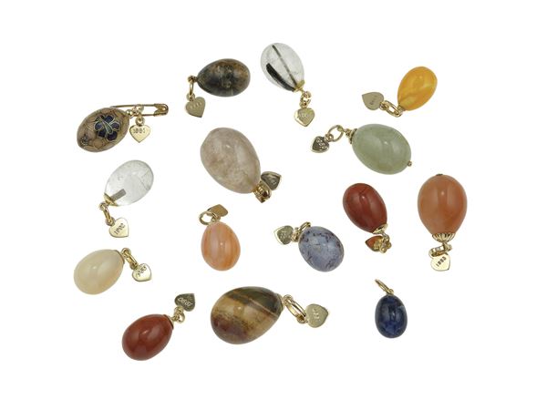 Fourteen hardstone and gold charms