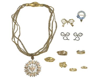 Girocollo, quattro spille e sei anelli, metalli preziosi 18 kt