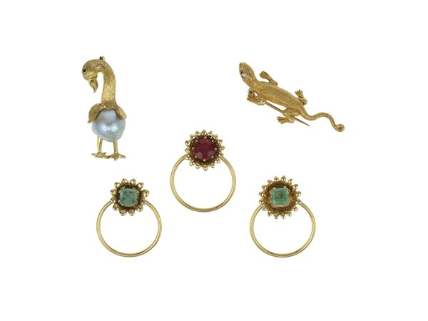 Group of gold, emerald and pearl jewels