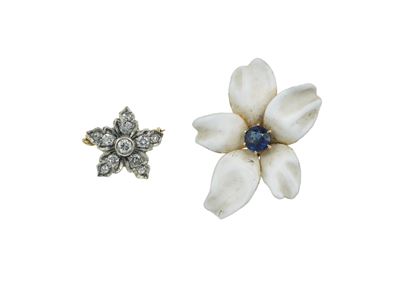 Coppia di spille a soggetto floreale, diamanti, smalto e zaffiro in oro giallo e oro bianco 750/1...