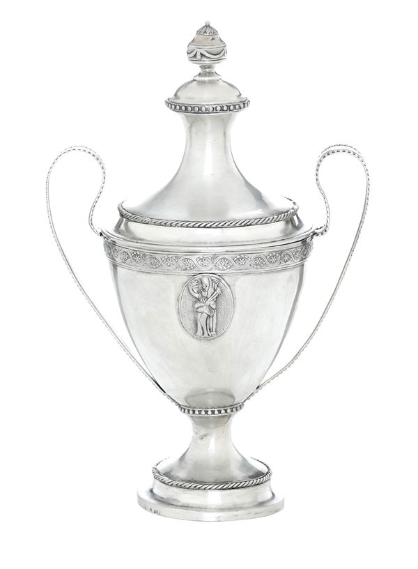 Coppa con coperchio. Manifattura europea del XVIII-XIX secolo