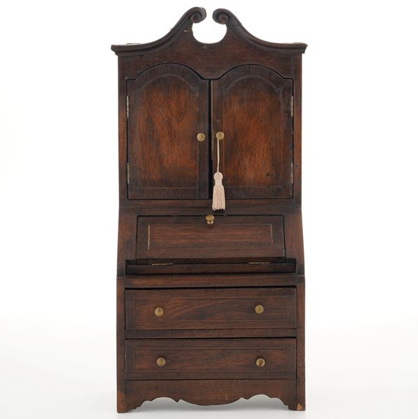 Modellino di trumeau in legno intagliato