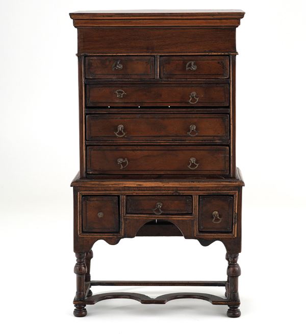 Modellino di credenza in legno intagliato