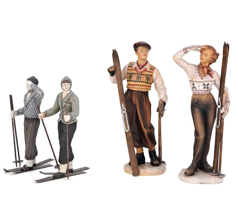 Due coppie di statuine raffiguranti sciatori  - Asta Antiquariato del XX secolo - Cambi Casa d'Aste