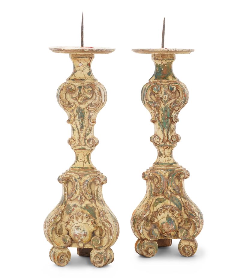 Coppia di candelieri in legno intagliato e dipinto  - Auction Antiquariato - Cambi Casa d'Aste