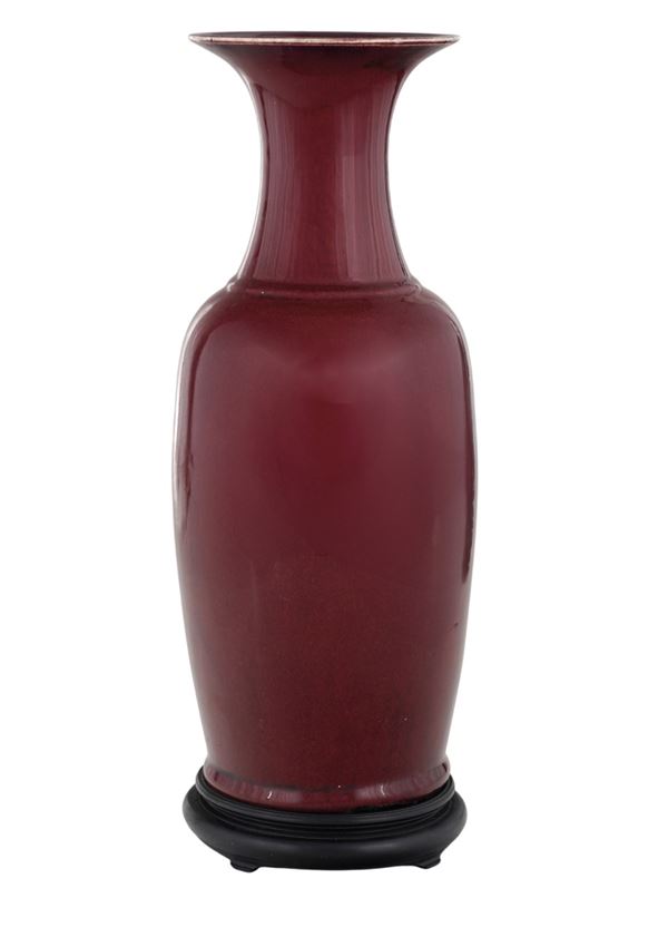 Vaso in porcellana sangue di bue. Cina XX secolo