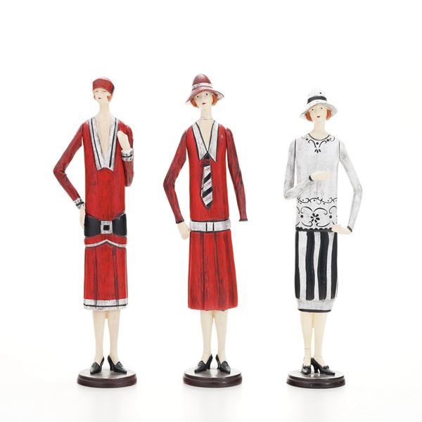Tre figure in legno raffiguranti dame. XX secolo