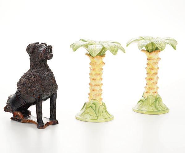 Lotto composto da coppia di porta candele a forma di palma e cane in ceramica