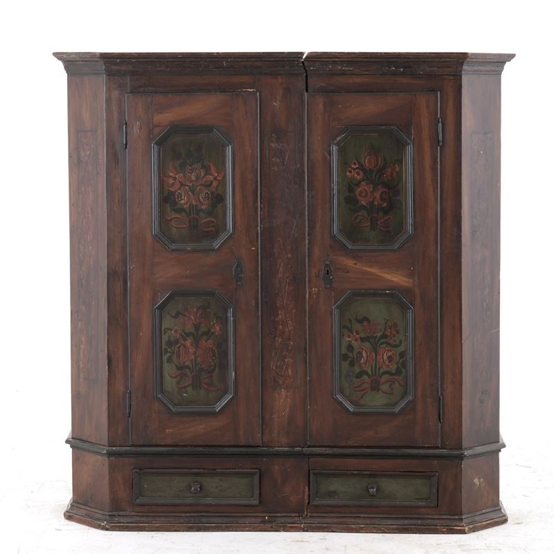 Armadio tirolese a due ante in legno intagliato. XIX secolo  - Auction Antiquariato - Cambi Casa d'Aste