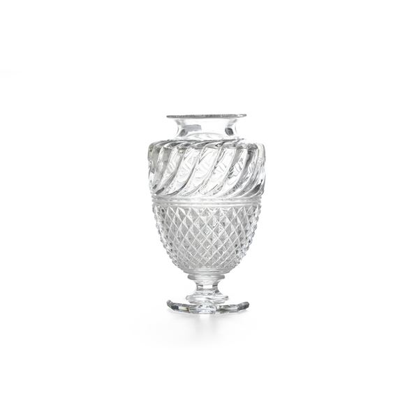 Baccarat, vaso in cristallo con decoro a rilievo