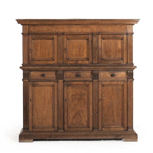 Credenza doppio corpo in legno con montanti intagliati. XX secolo