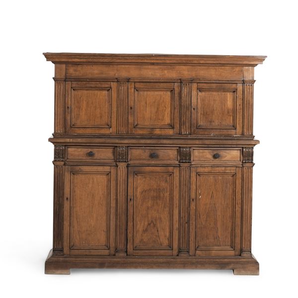 Credenza doppio corpo in legno con montanti intagliati. XX secolo