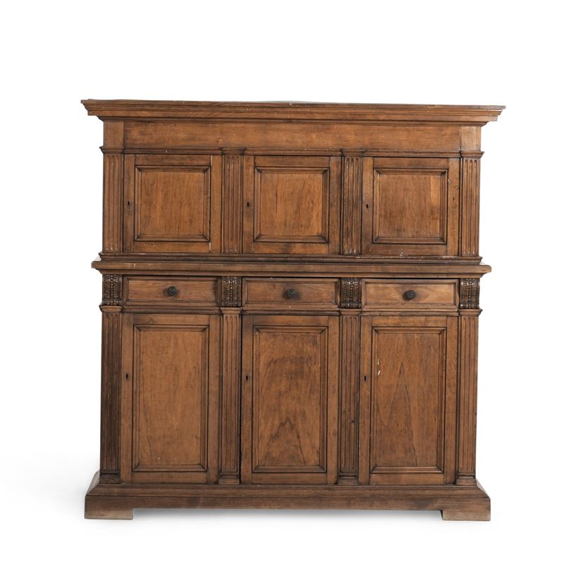 Credenza doppio corpo in legno con montanti intagliati. XX secolo  - Auction Antique - Cambi Casa d'Aste