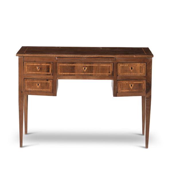 Scrivania lastronata ed intarsiata. XIX-XX secolo