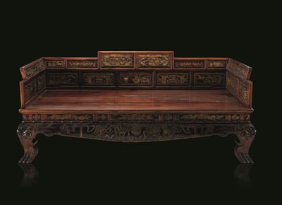 Divano/letto in Legno di Canfora Intagliato con Dorature e Iscrizioni, Pannelli Raffiguranti Scen...