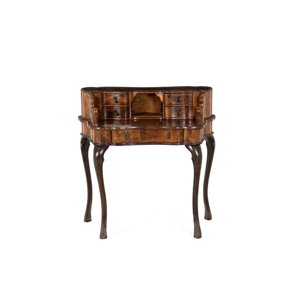 Piccolo scrittoio da centro in legno lastronato stile barocchetto. XX secolo