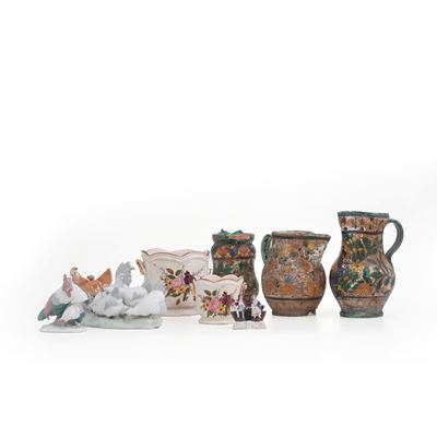 Insieme di Statuette, Vasi e Brocche in Ceramica