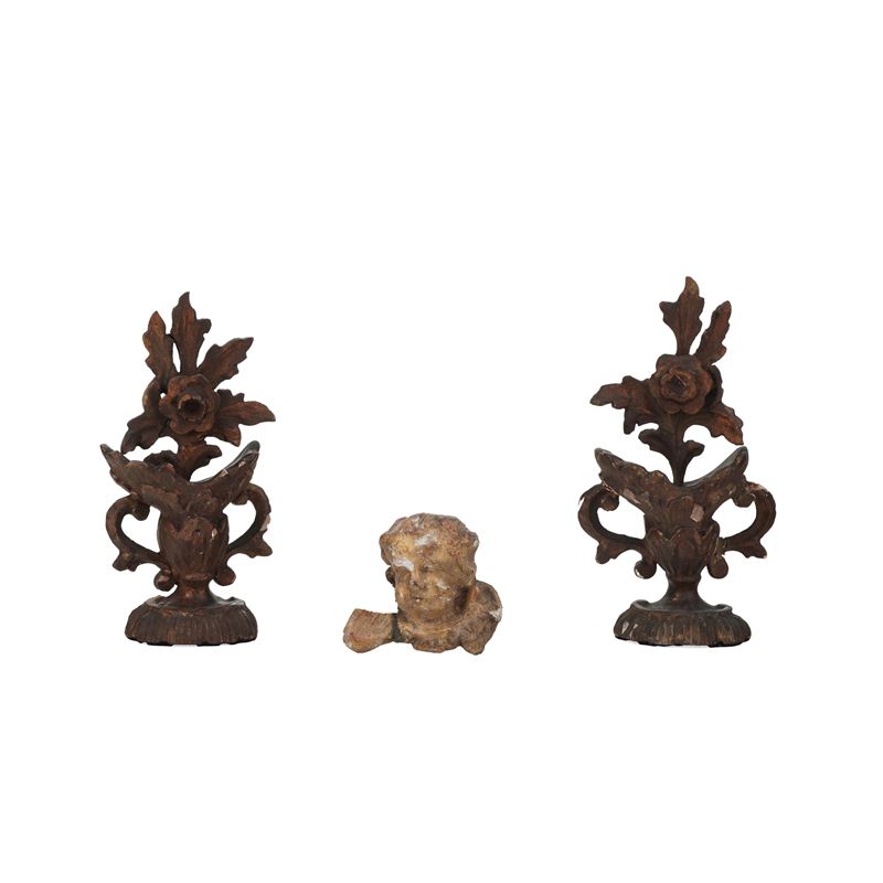 Due portapalme in legno intagliato e una testina di putto in legno intagliato e dorato. XVIII-XIX secolo  - Asta Antiquariato - Cambi Casa d'Aste