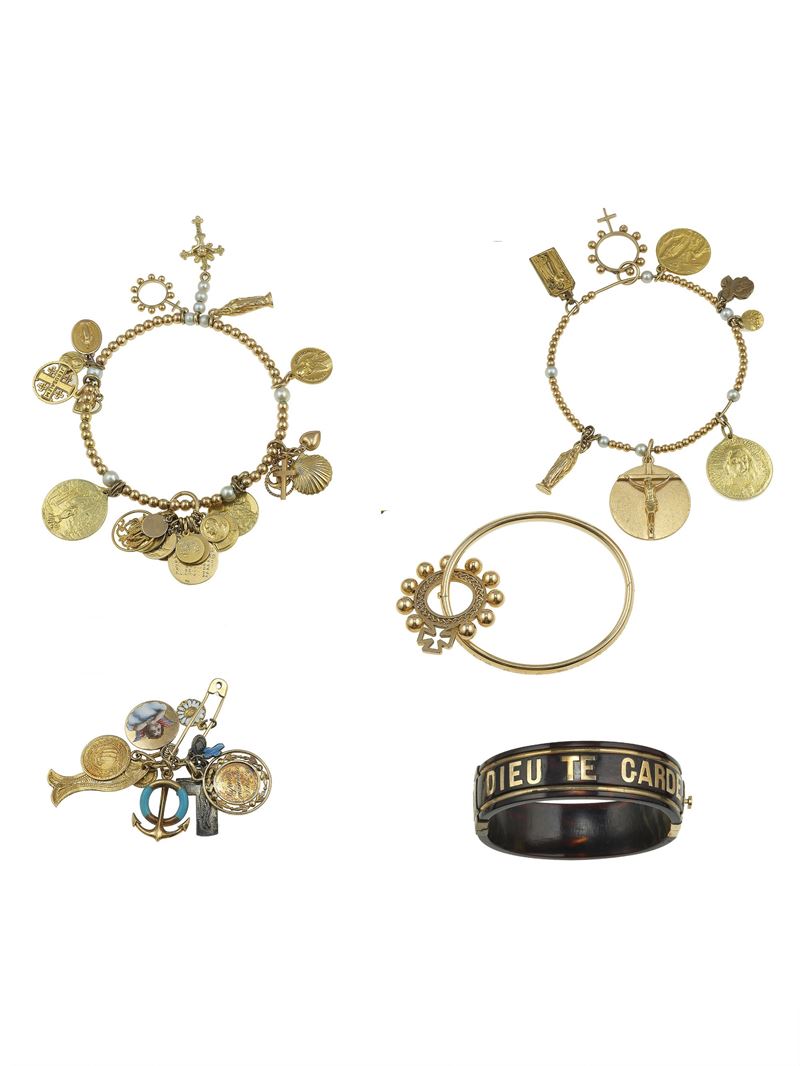 Four gold bracelets and charms brooch  - Auction Fine Jewels - Cambi Casa d'Aste