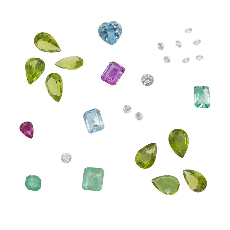 Lotto composto da gemme varie tra cui: piccoli diamanti, smeraldi, rubini, topazi, peridoti e tor...