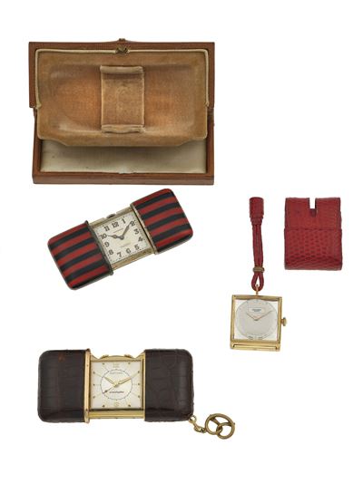 Tre orologi da viaggio, montature in metallo dorato e argento dorato con inserti in oro giallo a ...